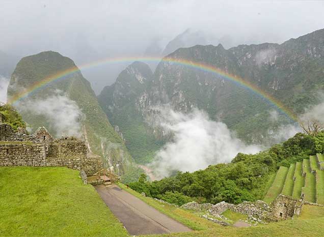 arco-iris-machu-picchu-neblina