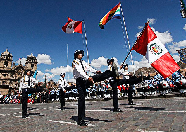 Desfile en la Plaza de Armas de Cusco