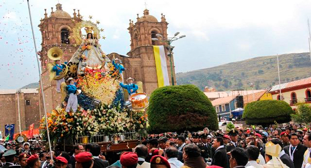 Vive la fiesta de la Virgen de la Candelaria en Puno